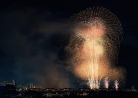 快压解压进度界面，显示文件解压进度条与解压速度统计，界面响应迅速